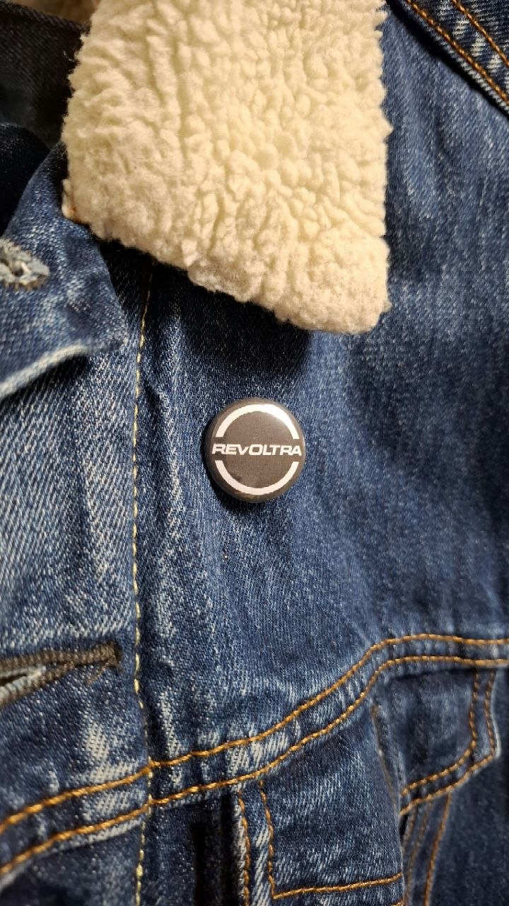 Button "REVOLTRA"