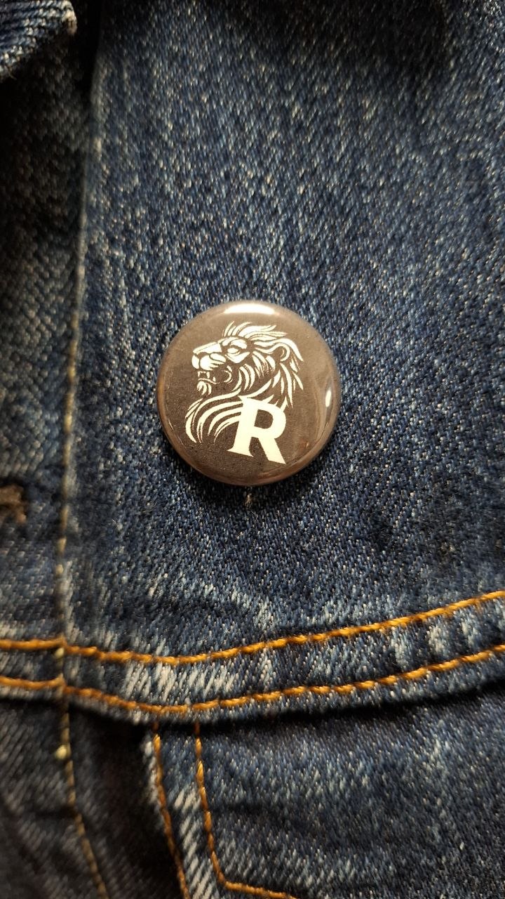 Button "REVOLTRA Löwe"